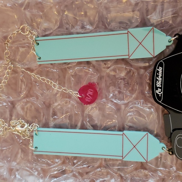 La Vidriola Snap Shot! Camera Necklace. Turquoise Straps. - Picture 4 of 10